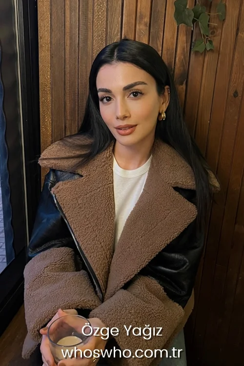 Biography profile photo of Özge Yağız, exploring their age, birthplace, and career history. 