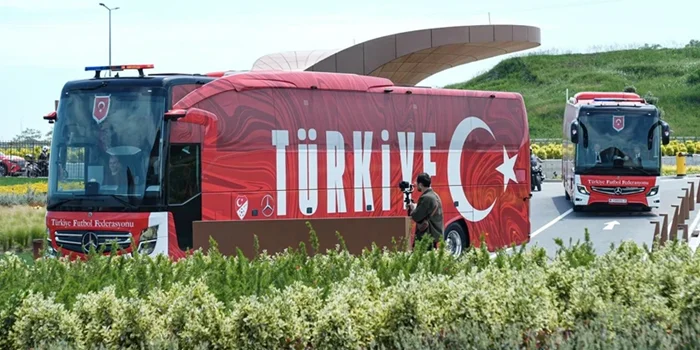 The Turkish national team is flying to America for their World Cup training camp. The national team and coaching staff were transported to Istanbul airport in buses decorated with the word "Türkiye," as seen in the picture.