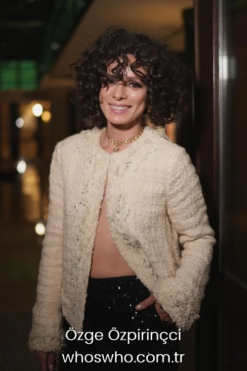 Özge Özpirinçci posing at a special event.